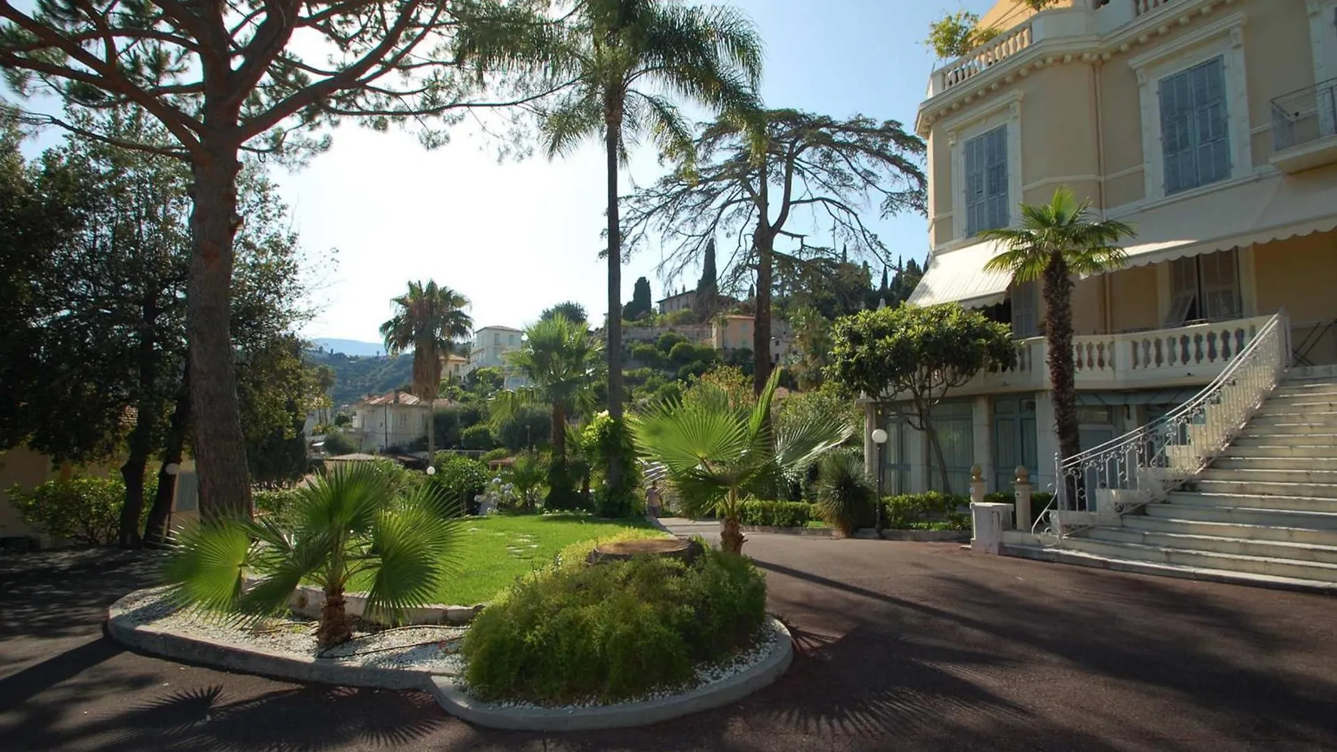 Charmant 2 Pieces Avec Terrasse, Jardin Et Parking Dans Residence Avec Piscine A Menton - Fr-1-196-313